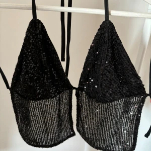 Svart topp  - Så snygg fest som Tyvörr inte kommer till andväning! Pris lappen är fortfarande på så den är i toppen skick!