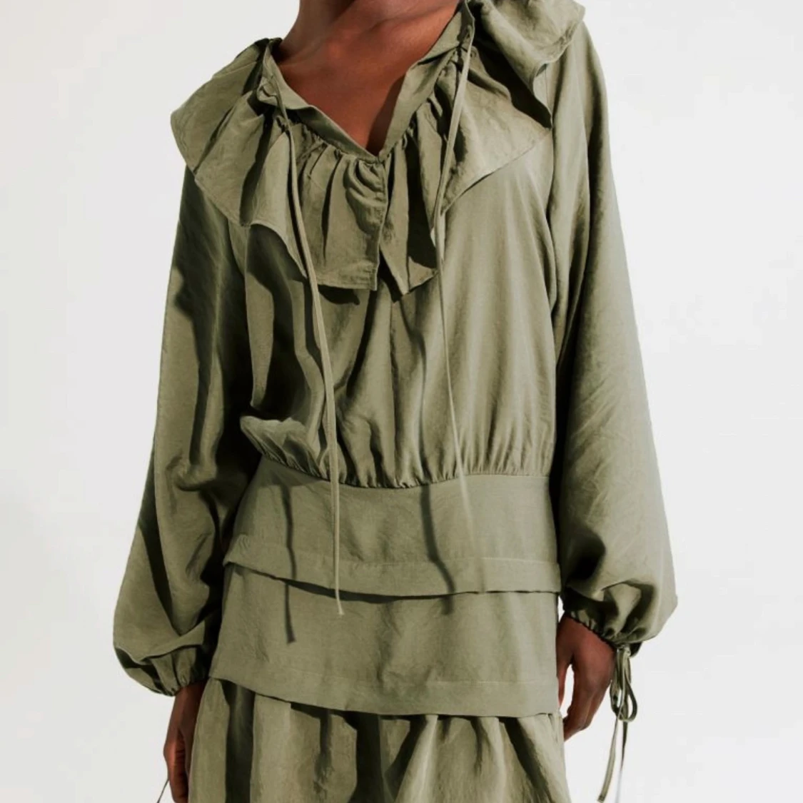 Hm klänning med volangdetaljer