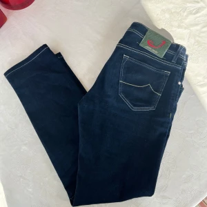 Mörkblå jeans från Jacob Cohen - Jacob Cohën jeans 👖 Skick: Nyskick men använda Färg: Mörkblåa, grön patch och vita/gröna sömmar Storlek: 32 Model: 688 Pris: 1000kr Gå in på layersonlayersuf på insta och skicka pm om du är intresserad.