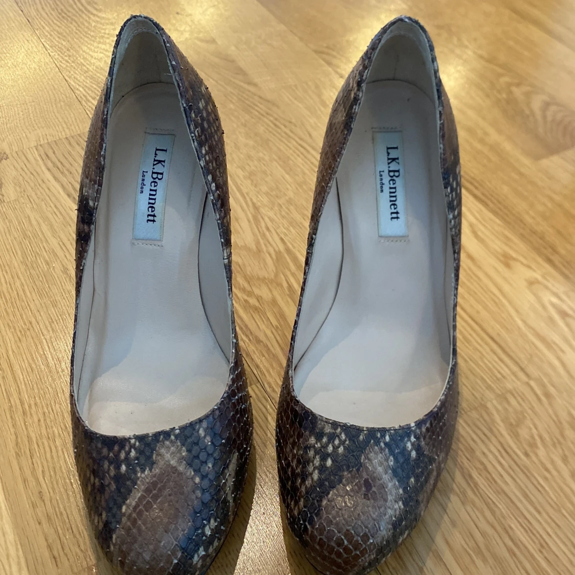 Ormskinnsmönstrade pumps från L.K. Bennett