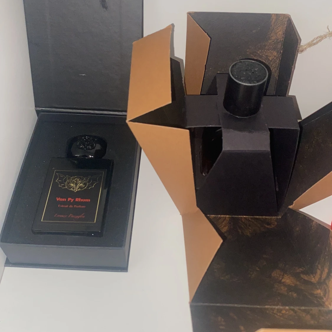 Parfymflaskor Van Py Rhum och Terroni