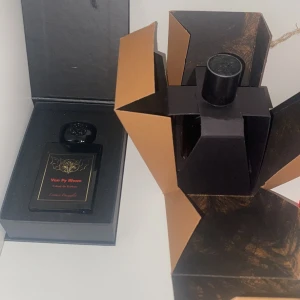 Parfymflaskor Van Py Rhum och Terroni - Du tjänar 250 kr om du köper i detta bundle. Två exklusiva parfymer: Van Py Rhum i en elegant svart flaska med guldtryck och en dekorativ kork, samt Terroni i en stilren genomskinlig flaska med en mörk kork. Båda parfymerna kommer i sina originalförpackningar.