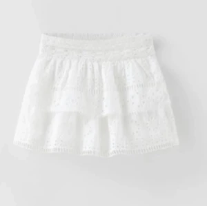 Zara spetskjol - Söt vit kortkjol i spets med elastisk midja. Storlek 164 och passar S-M