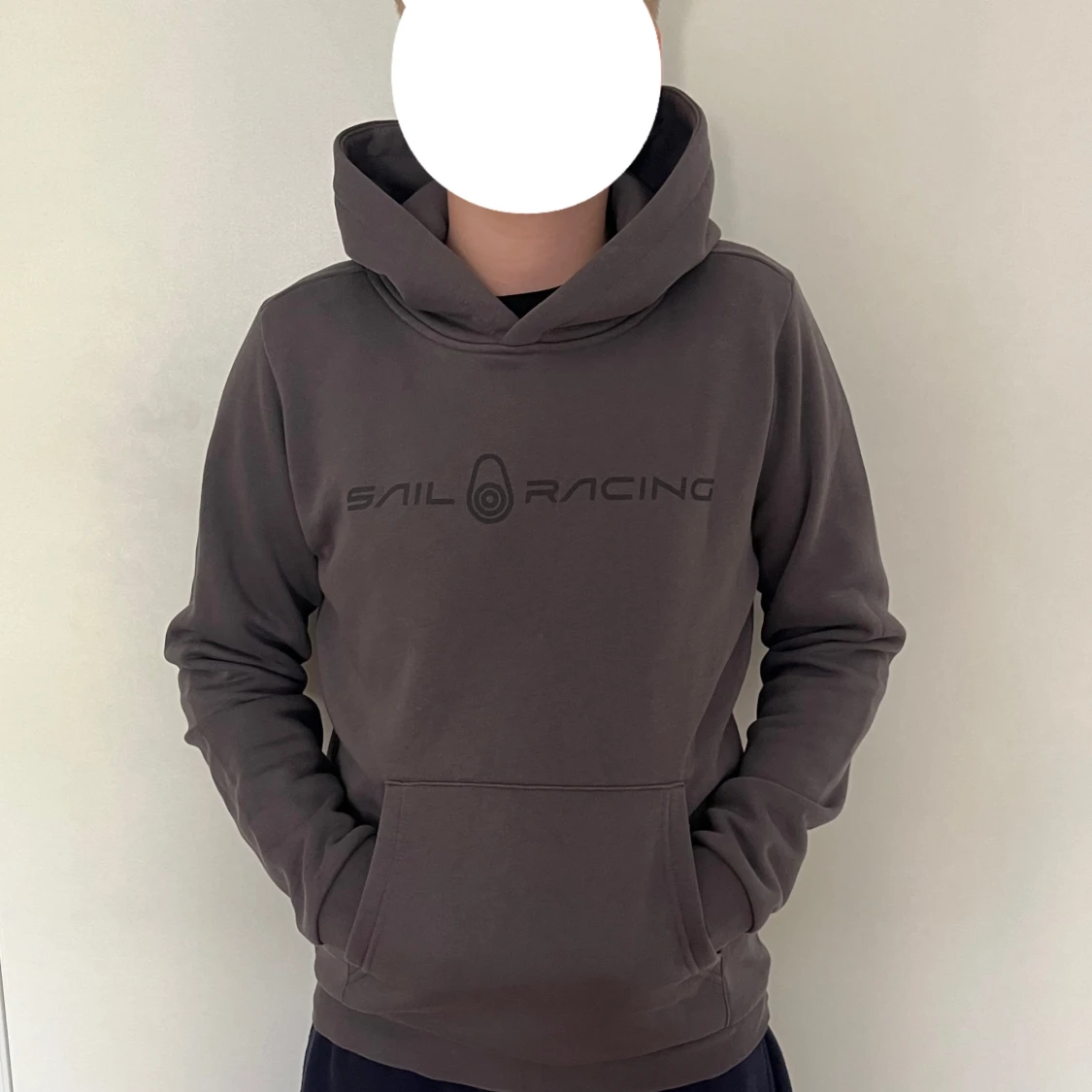 Grå hoodie från Sail Racing - 1