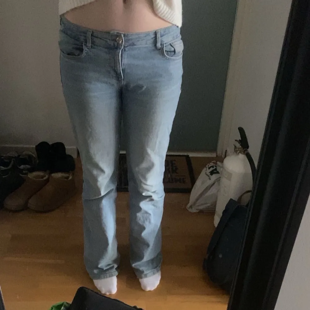 Säljer ett par ljusblå lågmidjade jeans med bootcut. De är slitna längst ner tyvärr. Säljer pågrund av att de är lite stora för mig❤️. Farkut & Housut.