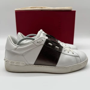 VALENTINO OPEN - Valentino open sneakers - Skick: 9/10 - Storlek 40 sitter som 41 - Tillbehör: Enbart skorna - Nypris 7700kr - deluxecloset 