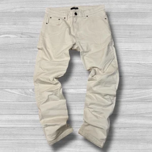 Beige byxor från LCW Casual - Snygga beige byxor från LCW Casual med en klassisk design. De har en knapp och dragkedja framtill samt fem fickor. Perfekta för en stilren look.