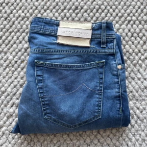 JACOB COHEN JEANS  - Jacob Cohen Jeans - Storlek: 32, Benlängd 103cm, midja 42cm - Modell: 688 Slim fit - Nypris 5000kr - deluxecloset
