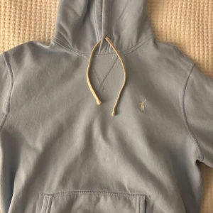 Ralph Lauren hoodie - Säljer denna Ralph Lauren hoodie då den ej passar lika väl. Mycket bra skick, det enda är snörerna som inte är kritvita längre.