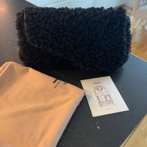 ATP Atelier väska - Jättesöt fluffig väska från atp atelier💕Köptes i somras men säljer eftersom jag har lite för många väskor :( Vill gärna bli av med den snabbt så kom gärna med bud, kan mötas i upp i stockholm/nacka❤️Nypris ca 6000 kr