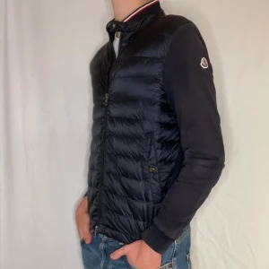 STEAL ÄKTA Moncler cardigan  - Säljer nu denna sjukt snygga moncler Maglia cardigan i bra skick ! Äkthet kan bevisas! Använt skick, Finns några flaws på ärmarna men allmänt fint skick !! Storlek L passar M/S ! Något kort på modellen som är cirka 185 ish ! || pm frågor / funderingar ! || Mvh !