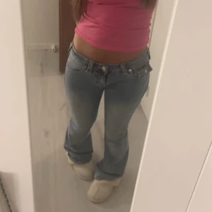 True religion jeans 💞 - Säljer dessa dösnygga true religion lågmidjade jeansen i den lågmidjade modellen, storlek w25. Ser ut som nya 😅skicka prisförslag! Alla är mina bilder