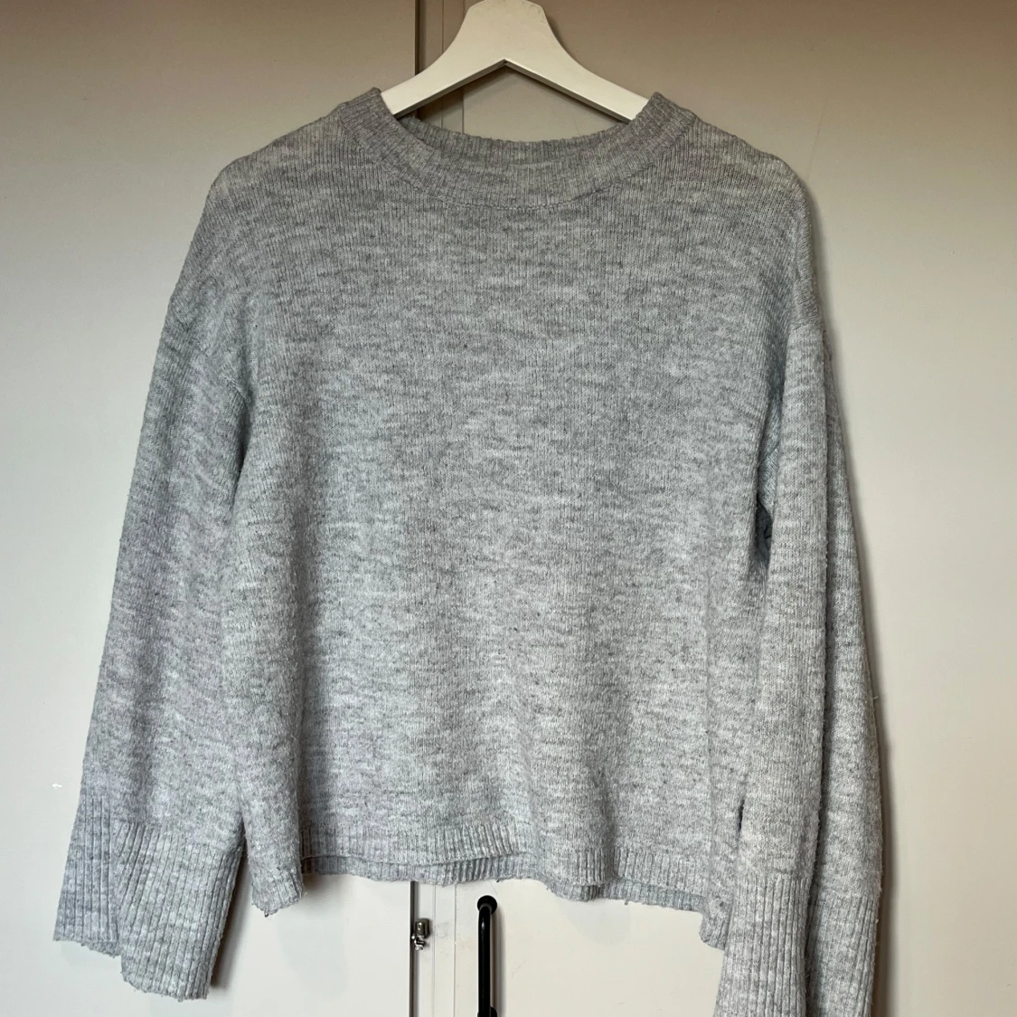 Grå stickad tröja - 3