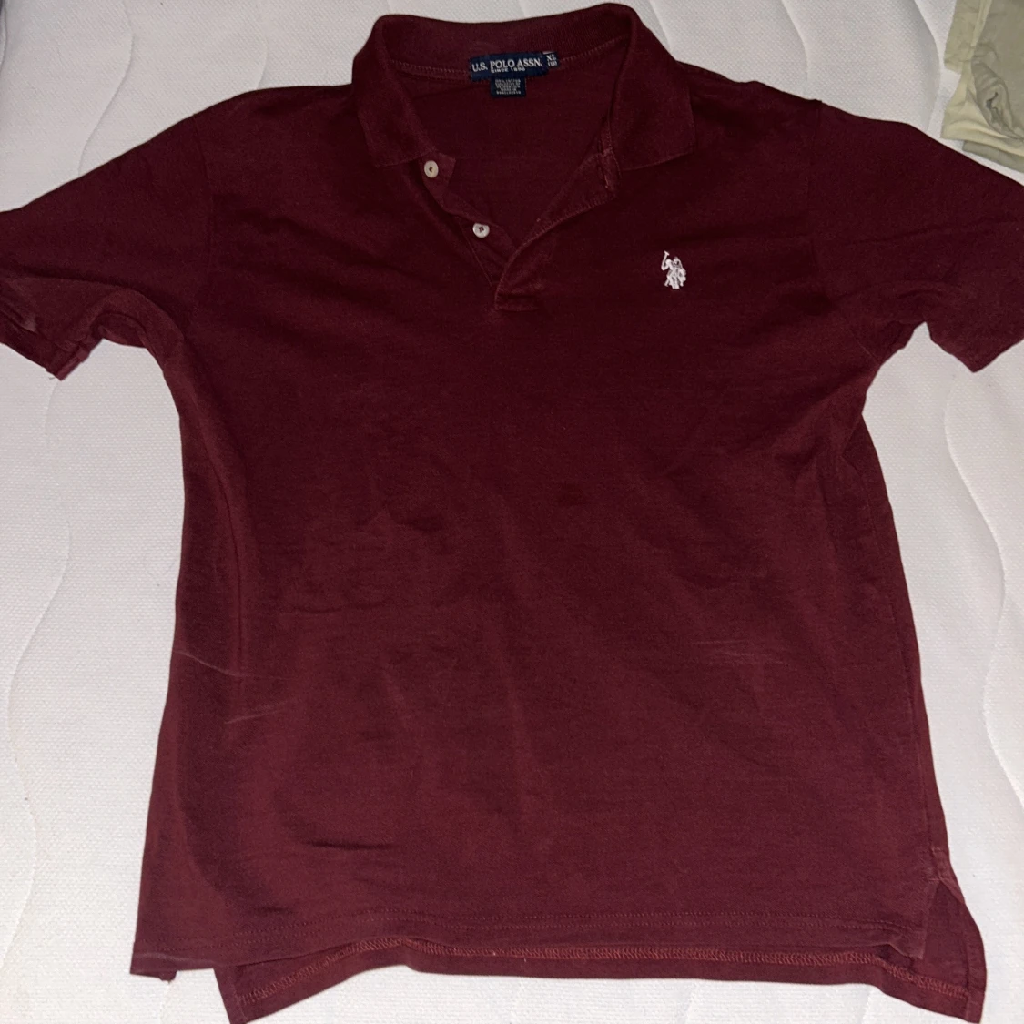 Vinröd pikétröja från U.S. Polo Assn.