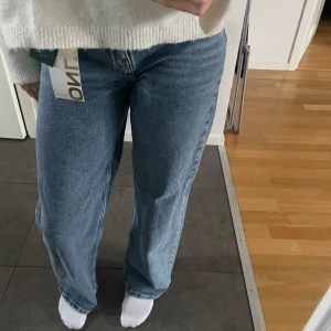 Jeans - Oanvända jeans från Only! Hål på insidan då jag testade sätta i ett skosnöre för de var förstora men ingen man tänker på!💖midjan är i 26 och längden är 32! De är höga i midjan!