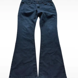 Mörkblå/svarta bootcut jeans - Snygga mörkblå/svarta bootcut jeans med klassisk femficksdesign. 