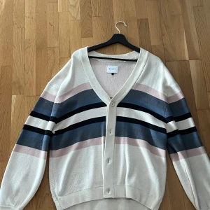 Vailent Cardigan  - Fin cardigan från Vailent.                                                  Mycket fint skick, sparsam användning 