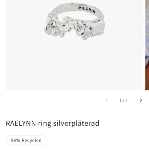 Pilgrim rin - Snygg RAELYNN ring från Pilgrim, silverpläterad och tillverkad av 96% återvunnet material. Ringen har en unik design med små pärldetaljer som ger en elegant touch. Perfekt för att lyfta vilken outfit som helst.