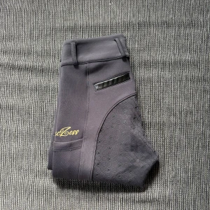 Ridbyxor/tights Zaczess guld svart - Helskodda & har två fickor där man kan lägga mobil etc. Just denna med gulddetaljer verkar inte finnas kvar i sortiment. De är lite noppriga men fortfarande välbehållna och är i gott skick. Nypris: 1299kr