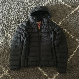 Parajumper Jacka - Tja, Säljer en svart jacka från Parajumpers. Storlek XS i vuxen storlek, Passar mig som är 174 cm lång. Perfekt for lite kyligare dagar, Knappast använd och inga defekter alls. Pris ej hugget i sten Kom DM om ni vill ha Qr-koden eller om ni har några frågor eller funderingar