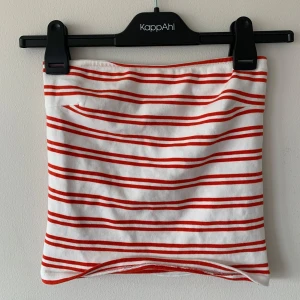 Randig Tubtopp från Gina Tricot  - Säljer en randig Tubtopp från Gina Tricot som är använd 1 gång. Har silikon på insidan så den ej glider. Storlek S men liten i storlek 🤍