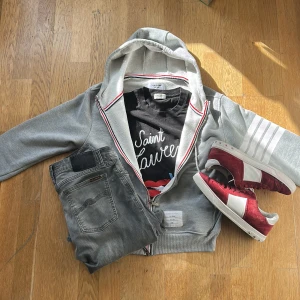 Thom Browne grå zip hoodie - Säljer en riktigt snygg grå zip hoodie från Thom Browne . Hoodien är i storlek 1 vilket motsvarar S skulle eventuellt kunna passa någon med storlek M. Pris 1899kr. Vid frågor skicka iväg ett meddelande🙌