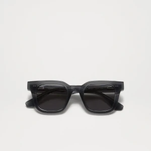 Svarta fyrkantiga solglasögon - Snygga svarta fyrkantiga solglasögon med en modern design. De har en robust ram och mörka linser som ger ett stilrent intryck. Perfekta för att skydda ögonen mot solen samtidigt som de ger en cool look. Köpa förra våren och super fint skick, skickas med original fodral + förvarings påse, nypris är 1400