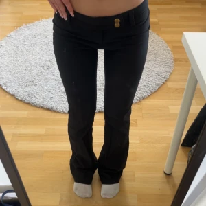 Lågmidjade kostymbyxor - Snygga lågmidjade kostymbyxor som ej används längre, är tycätt trasiga längst ner men inte som är jättesynligt 