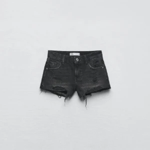 Lågmidjade shorts  - Säljer dessa ursnygga shorts från zara!! Lånad bild så är inte lika uppslitna få de är i nyskick