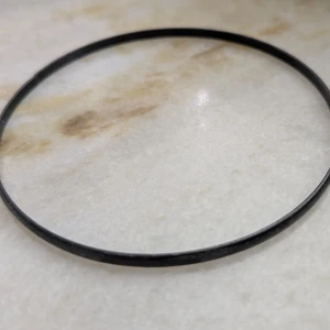 Svart armband av metall - Elegant och minimalistiskt svart armband. Perfekt för en stilren look och kan enkelt matchas med andra smycken.