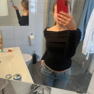 Svart of shoulder topp ifrån Kappahl  - Köptes i somras och har använt en gång så den är iprincip i nyskick💕 skriv gärna om du har frågor💕