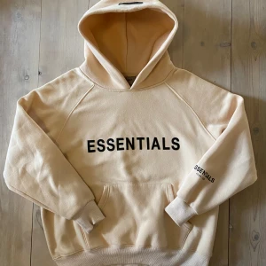 Essentials Fear of God hoodie - Sparsamt använd hoodie i gott skick. Är väldigt bekväm och varm med mjukt material på insidan, priset talar väl för autenticiteten av hoodien. Hör av er om ni har funderingar!