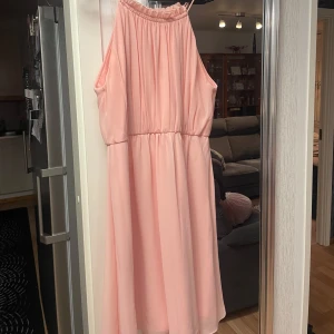 Rosa ärmlös klänning från Z.i.p Jeans - Säljer en söt rosa ärmlös klänning från Z.i.p Jeans. Klänningen är just över knäna och jag är runt 170cm. Perfekt för sommarens varma dagar!  💖