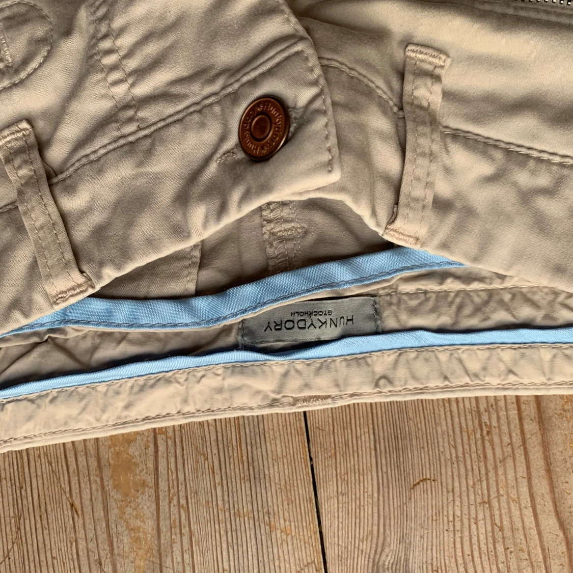 Beige lågmidjadeshorts med dragkedjor från Hunkydory - 2