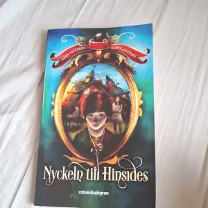 Säljer boken 'Nyckeln till Hinsides' av Albin och Karin Alvtegen. En spännande berättelse med ett magiskt äventyr. Boken har ett färgglatt omslag med illustrationer och är utgiven av Rabén & Sjögren. Perfekt för dig som älskar fantasy och mystik!+ Du får ett bokmärke till