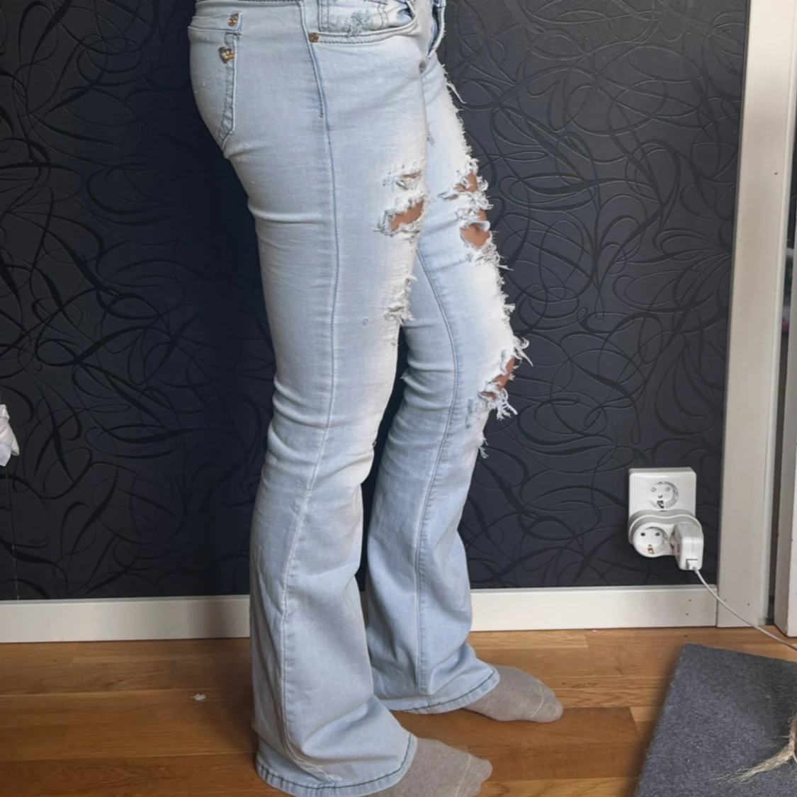 Ljusa slitna jeans - 1