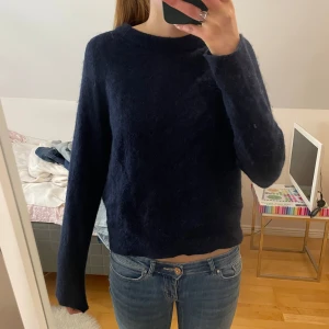 Marinblå stickad tröja från Zara - Säljer den här stickade tröjan från Zara. Färgen är mörkblå/marinblå. Säljer för att den har blivit lite för liten, storleken är s men skulle mer säga att den passar xs. Ordinarie pris ca 300-400kr. Skriv om ni vill fråga nått!!💗
