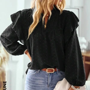 Snygg blus   - Jätte snygg svart blus. Aldrig andvänd då jag tog fel på storlek, alltså jätte bra skick.💞💞