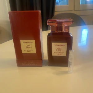 Tom Ford Lost Cherry Eau de Parfum 3ML - Tom Ford lost cherry 3ML lukten är jätte god, luktar mycket fruktigt.