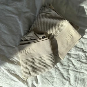 Beige ribbat set från stronger - Byxor och matchande tröja nästan aldrig använt från stronger. Pris kan diskuteras 