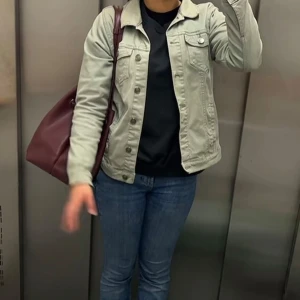 Grön vår/ jeans jacka - As snygg. Är lite för liten på mig men älskar den. Inte använt för mycket alls. Köpt från Cassels men märket är Isolde. En XS/ S :)