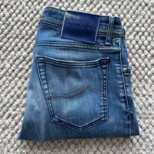 JACOB COHEN JEANS  - Jacob Cohen Jeans - Storlek: 33, Benlängd  109cm, midja 43cm - Modell: 688 Slim fit - Nypris 5000kr - deluxecloset