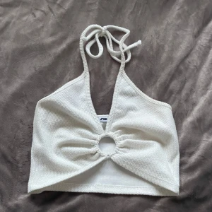 Vit ribbad halterneck-topp - Snygg vit ribbad halterneck-topp i storlek S💕.