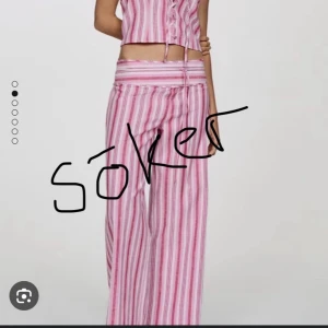 Randiga rosa och vita byxor MANGO - SÖKER!!! Söker dessa byxor, hör snälla av dig om du är sugen på sälja