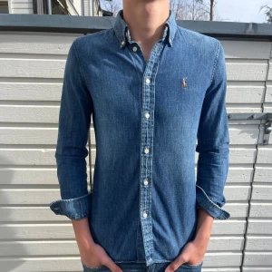 Ralph lauren skjorta - Tja! Säljer nu denna sjukt snygga raffe skjorta. Skick; 9/10 toppskick utan syndliga defekter. Nypris ligger på 1600kr men säljs nu för endast 475kr. Hör gärna av er vid funderingar m.