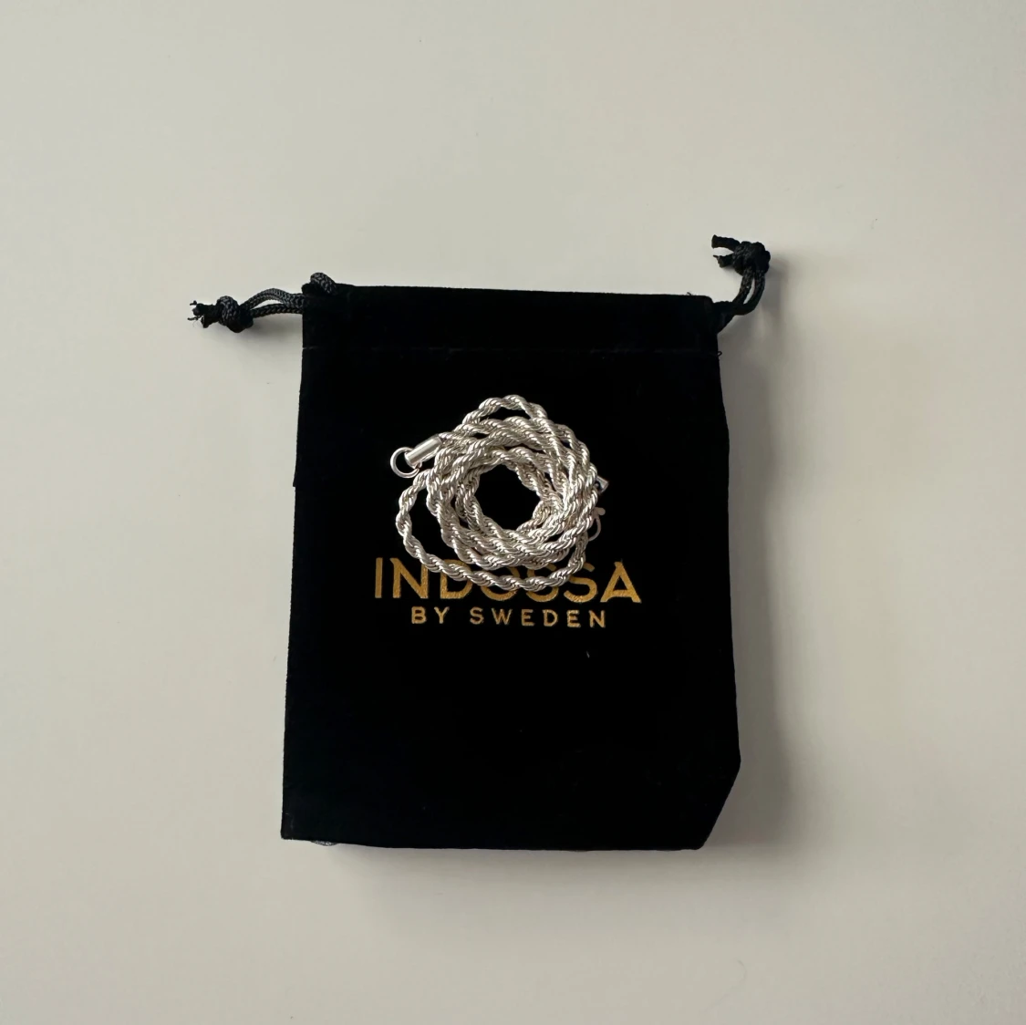 Silverfärgat halsband från Indossa