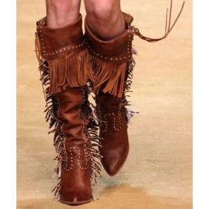 Bruna boho chic cowboy boots med fransar - Snygga bruna cowboy boots med fransar och nitar. Passar bra till både jeans och klänning. Gör en intressekoll på dessa💕