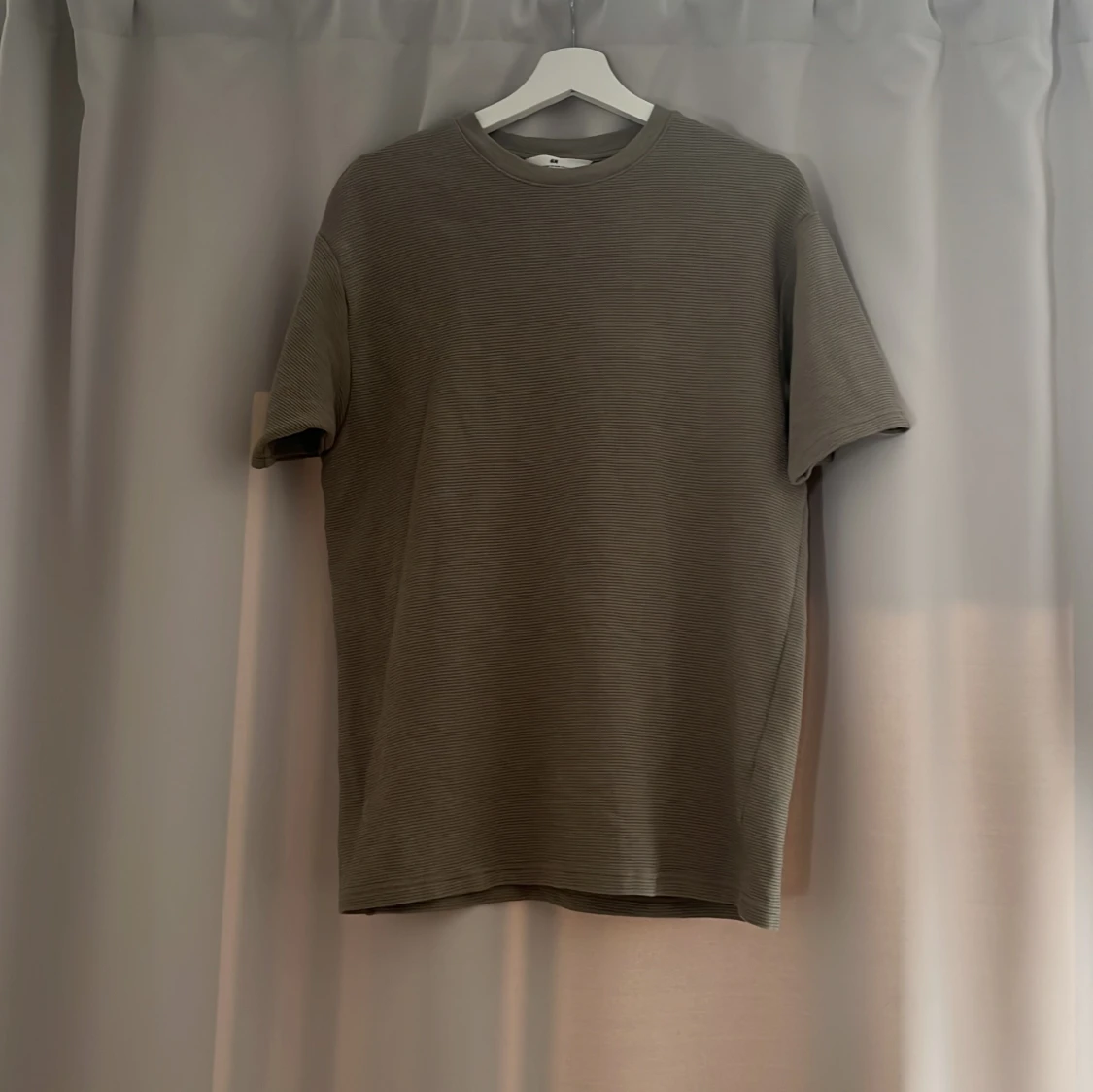 Typ oliv grön randig/sträckig t-shirt