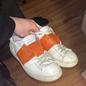 Valentino skor orange - snygga valentino skor i storlek 43