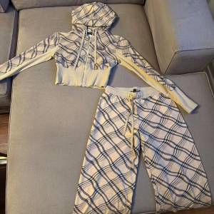 Beige/svart tracksuit - Beige/svart tracksuit, cropped hoodie och matchades byxor. Från iamgia, aldrig använt.
